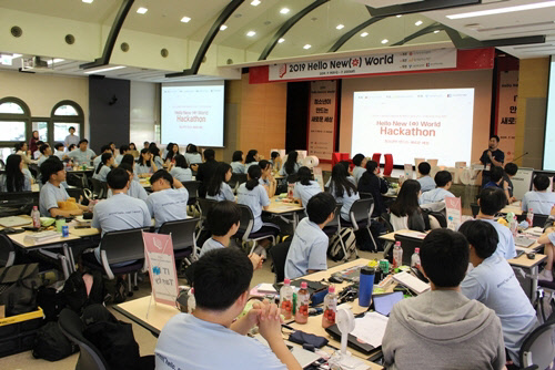 신세계아이앤씨가 19~20일 경기 용인 신세계인재개발원에서 진행한 청소년 대상 해커톤 대회에서 참가자들이 아이디어를 겨루고 있다.     신세계아이앤씨 제공